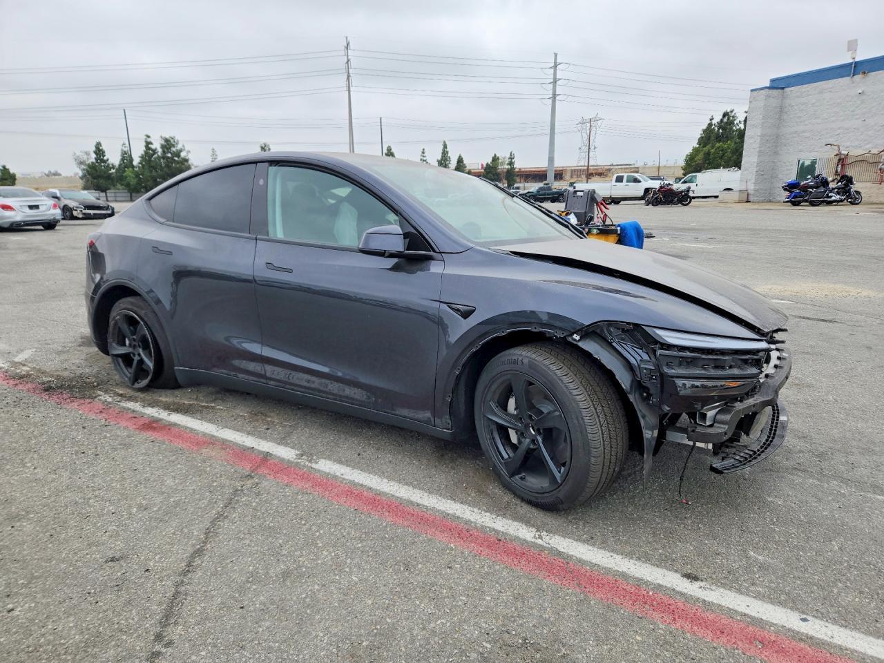 2026 Tesla Model Y - Фото 4