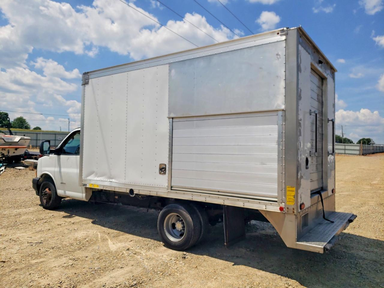 2017 Chevrolet Express Refrigerated Box Truck - Фото 2