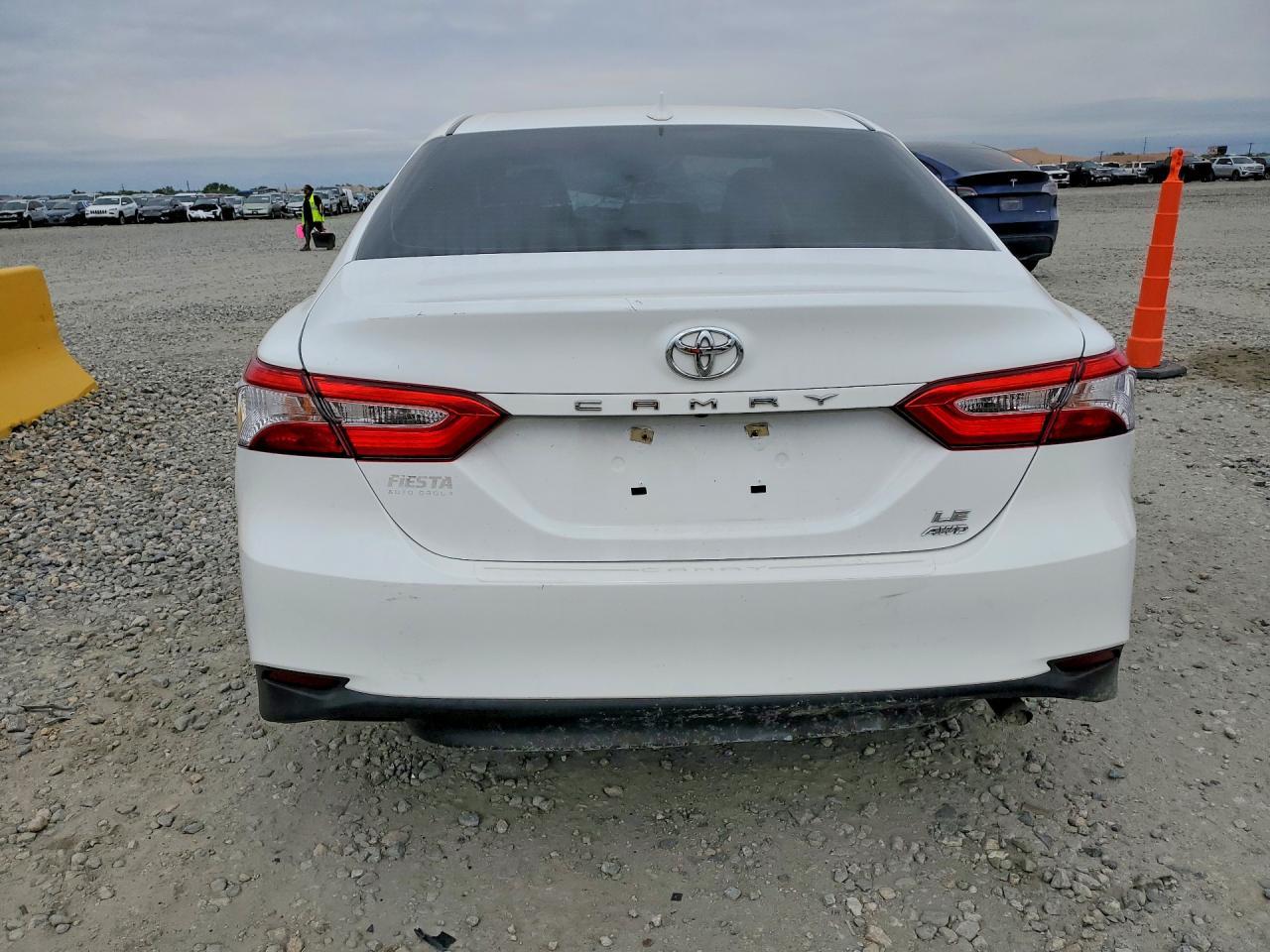 2020 Toyota Camry Le - Фото 6