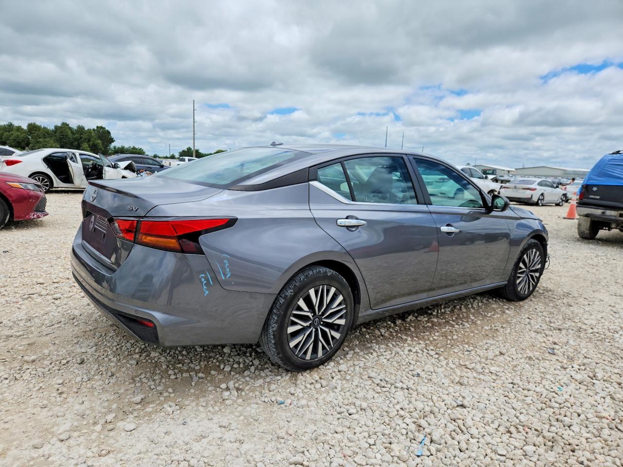 2024 Nissan Altima Sv - Image 3