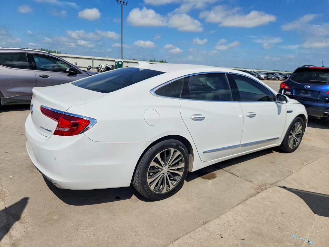 2017 Buick Lacrosse Essence - Image 3