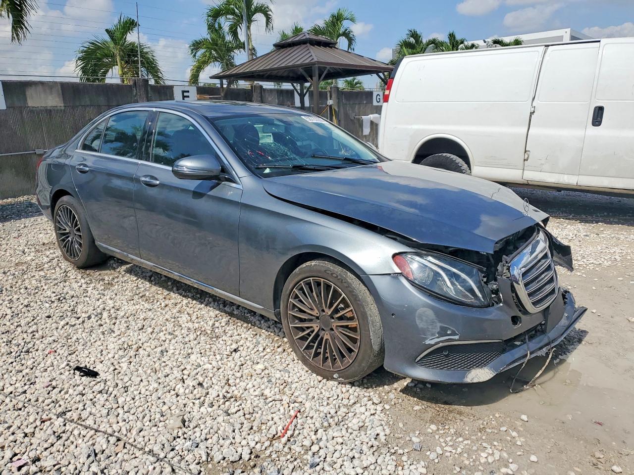 2017 Mercedes-Benz E 300 - Фото 4