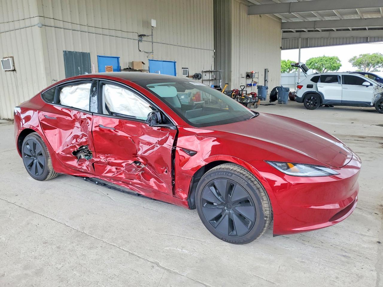 2026 Tesla Model 3 - Фото 4