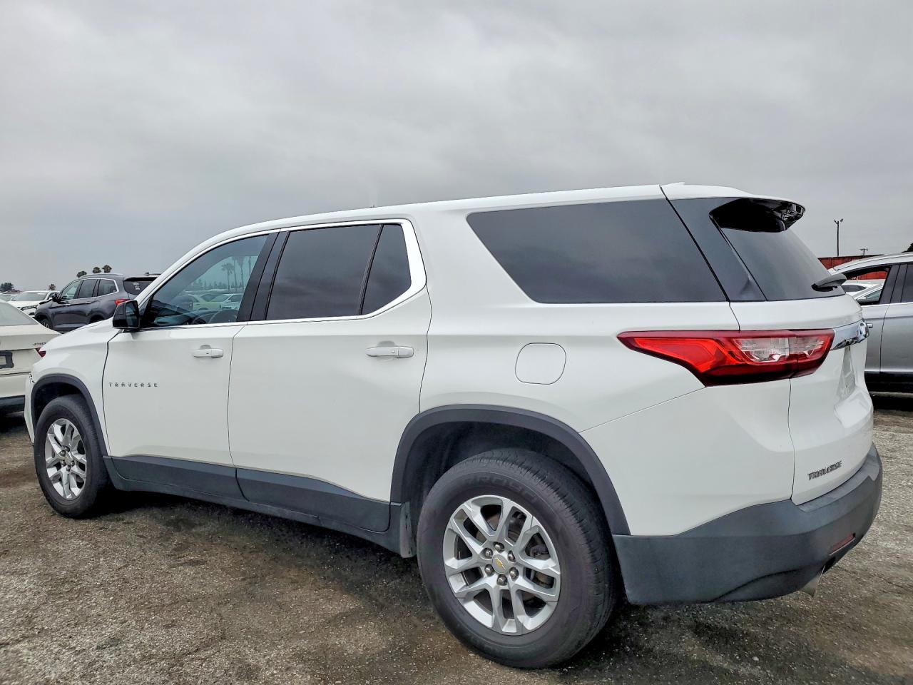 2018 Chevrolet Traverse Ls - Фото 2