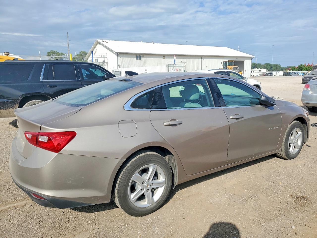2023 Chevrolet Malibu Ls - Фото 3