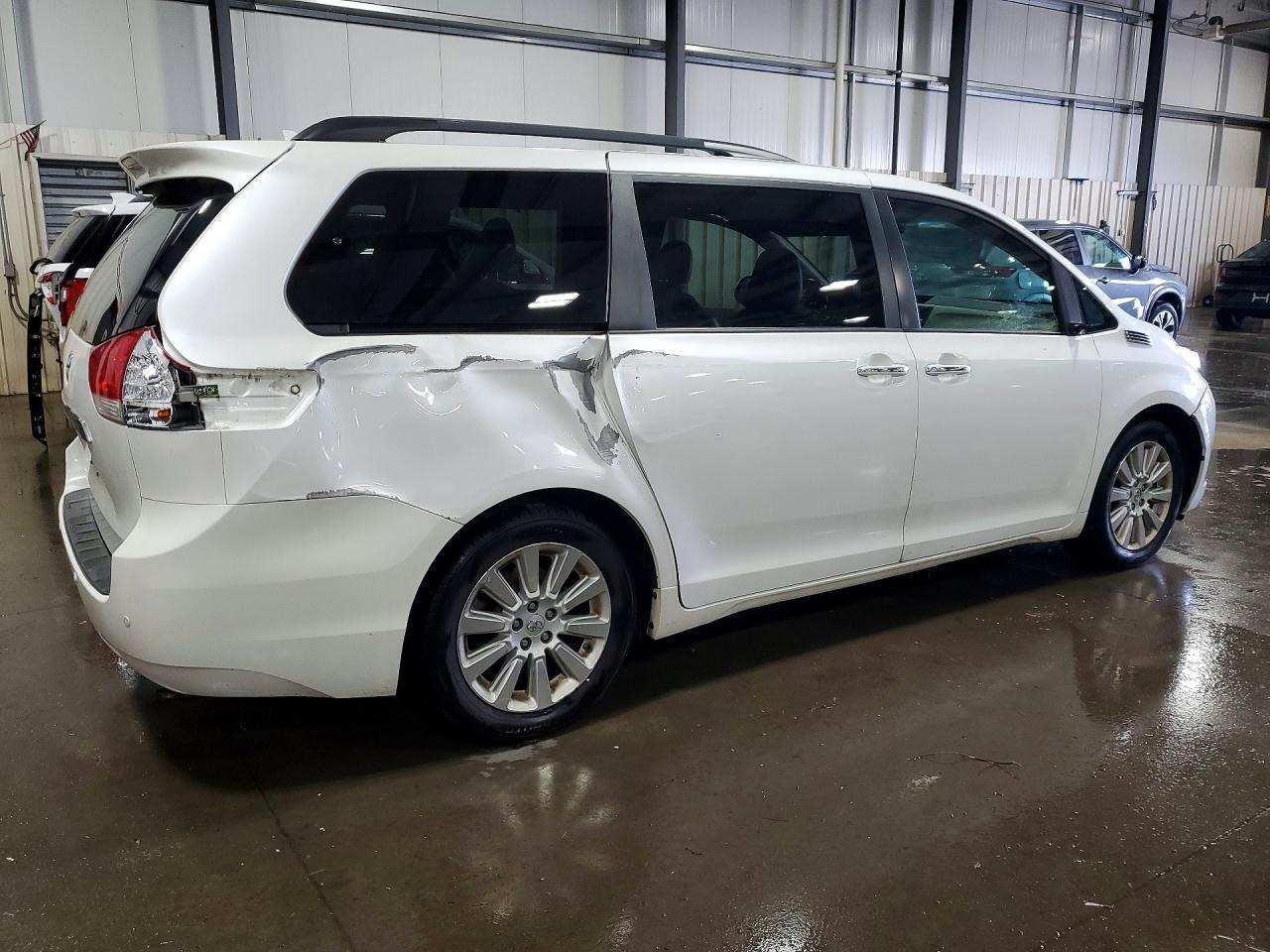 2013 Toyota Sienna Limited 7-Passenger - Фото 3