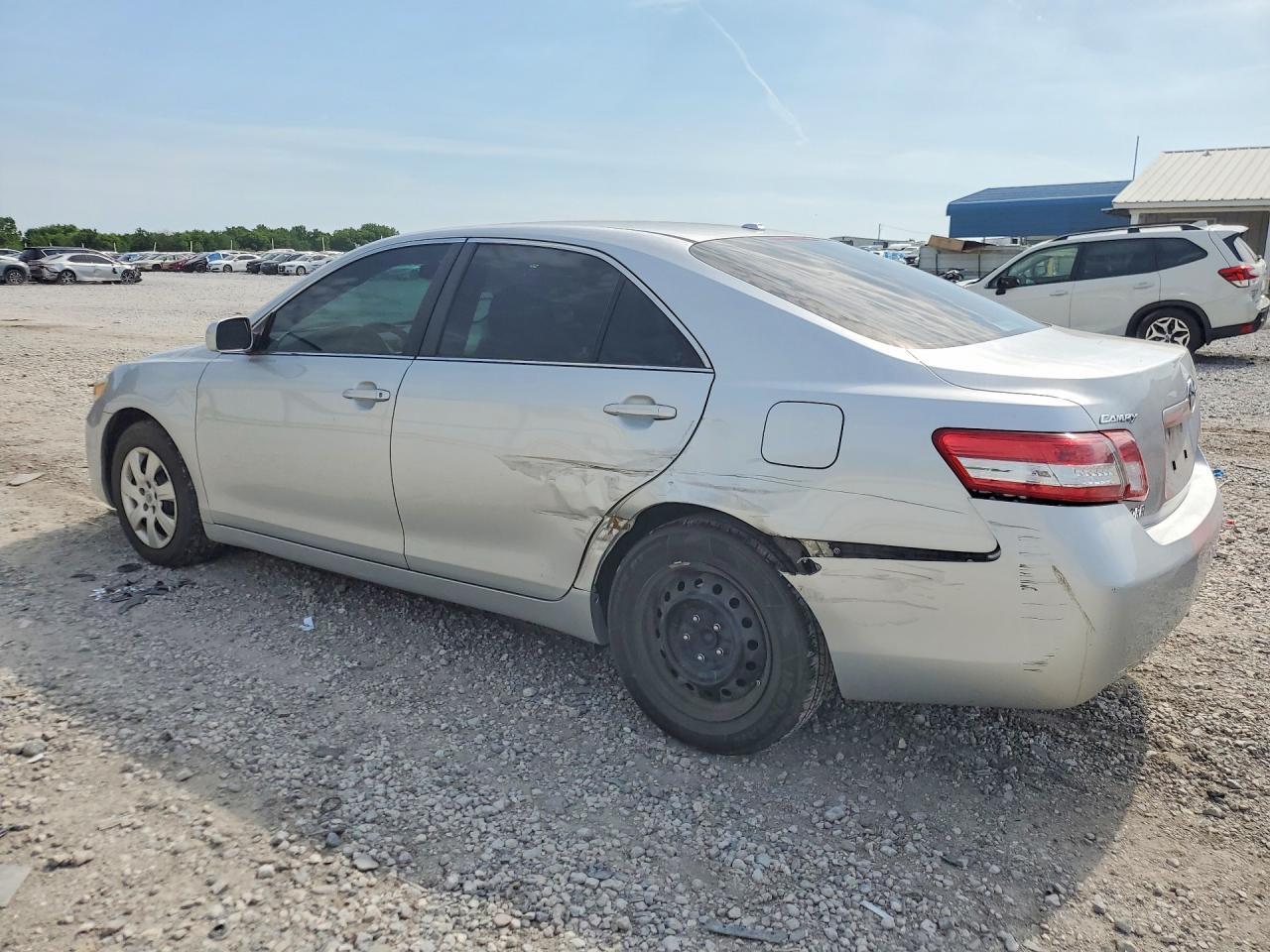 2011 Toyota Camry Le - Фото 2