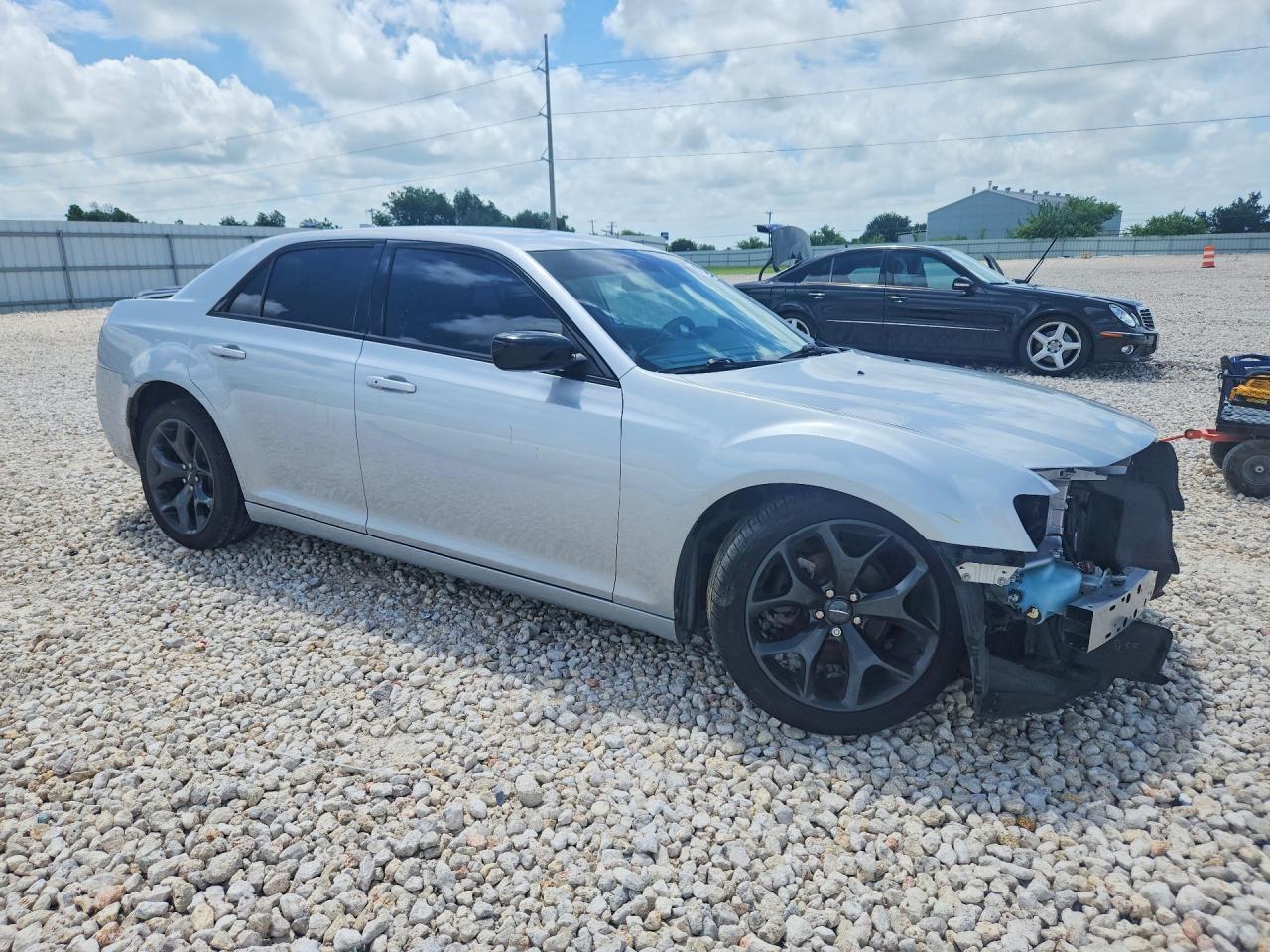 2020 Chrysler 300 Touring - Фото 4