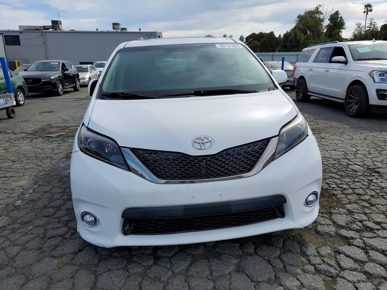 2016 Toyota Sienna Se - Image 5