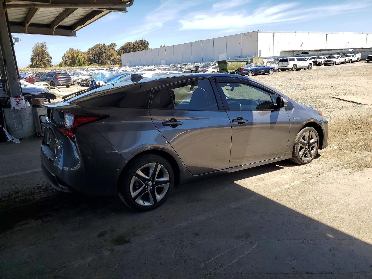 2021 Toyota Prius L Eco - Фото 3