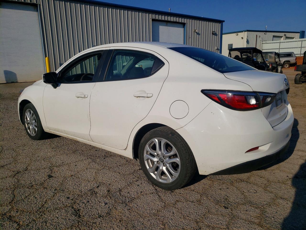 2018 Toyota Yaris Ia Base - Фото 2
