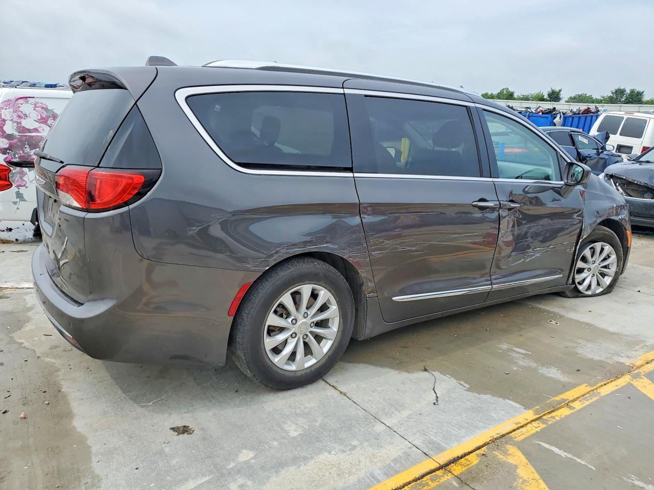 2018 Chrysler Pacifica Touring L - Image 3