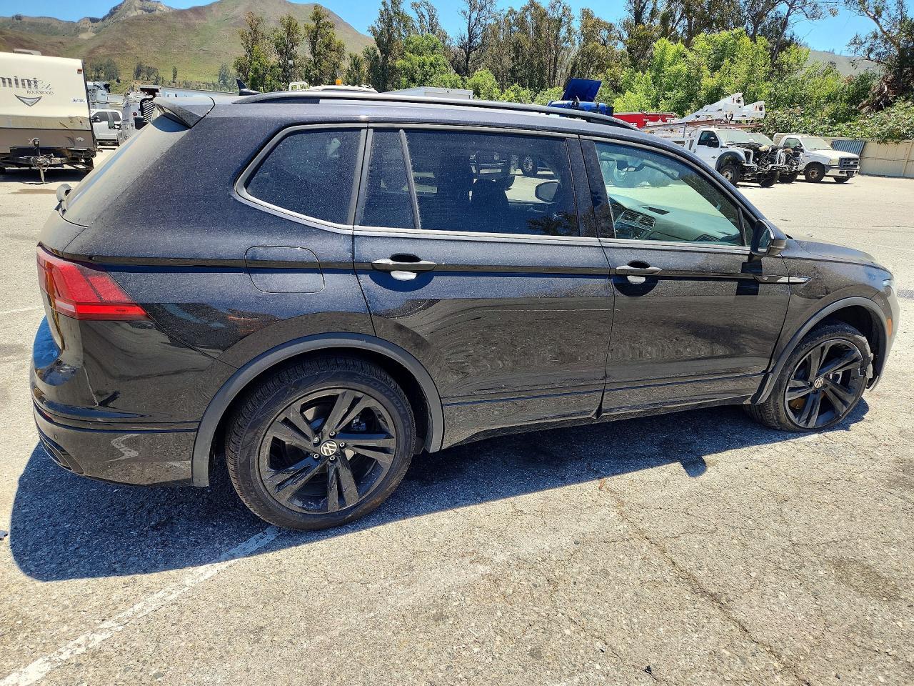 2023 Volkswagen Tiguan Se R-Line Black - Image 3