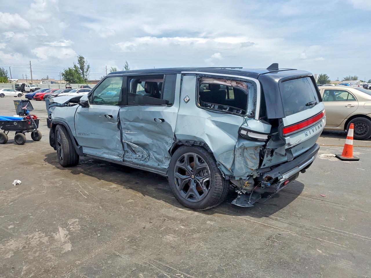 2025 Rivian R1S Adventure - Фото 2