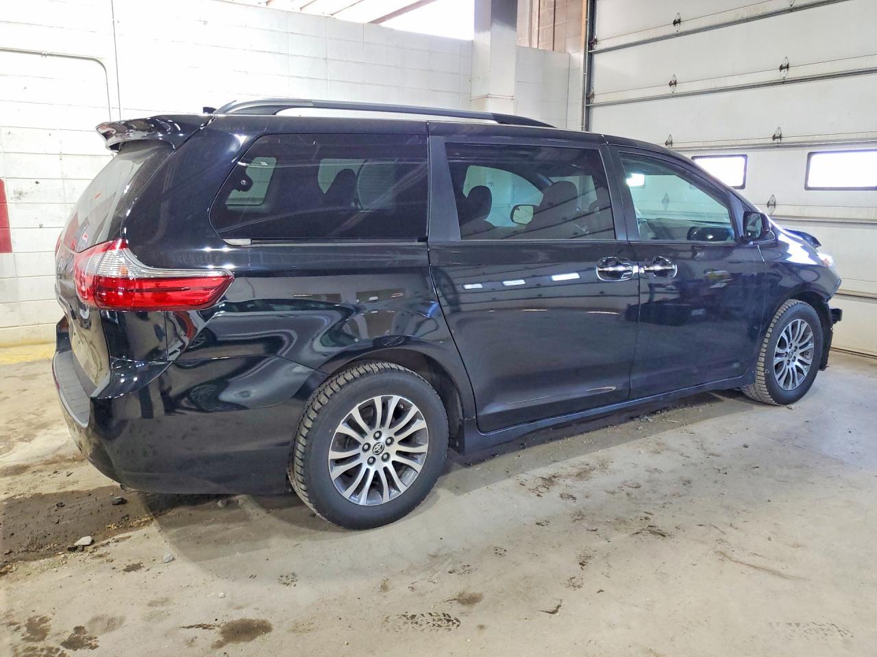 2020 Toyota Sienna - Image 3