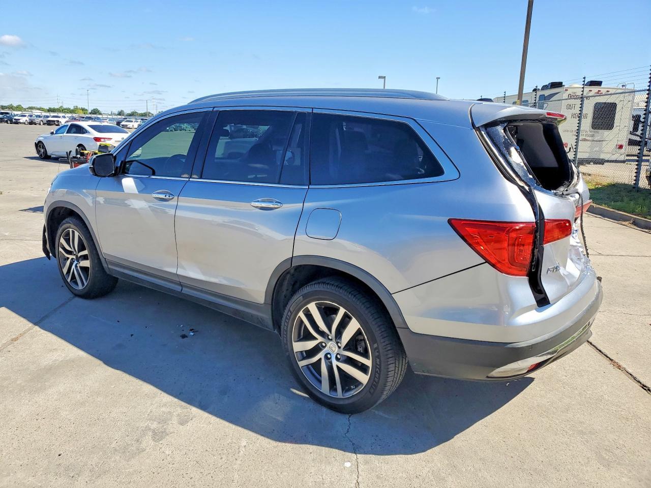 2017 Honda Pilot Elite - Image 2