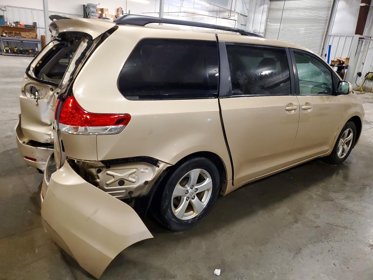 2012 Toyota Sienna Le - Фото 3