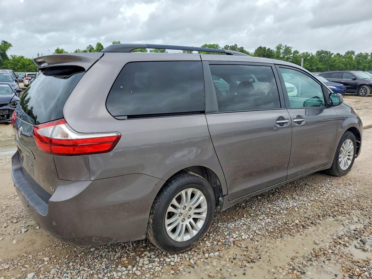 2017 Toyota Sienna Xle 8-Passenger - Фото 3