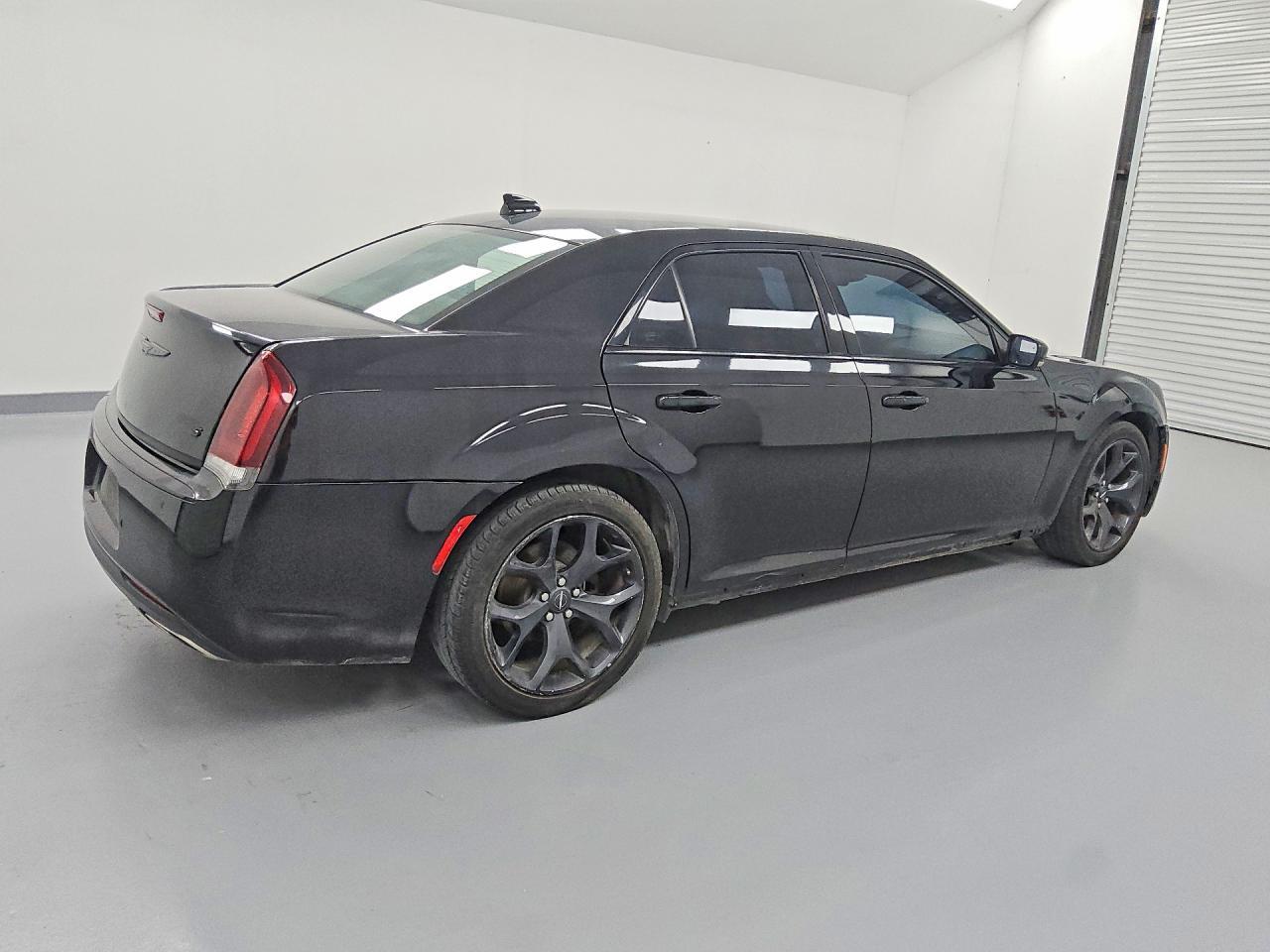 2021 Chrysler 300 S - Фото 3