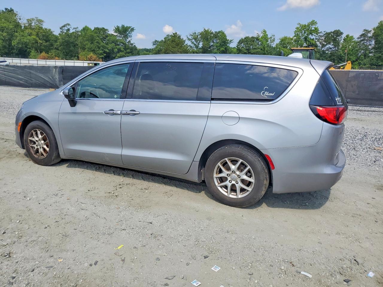 2017 Chrysler Pacifica Touring - Image 2