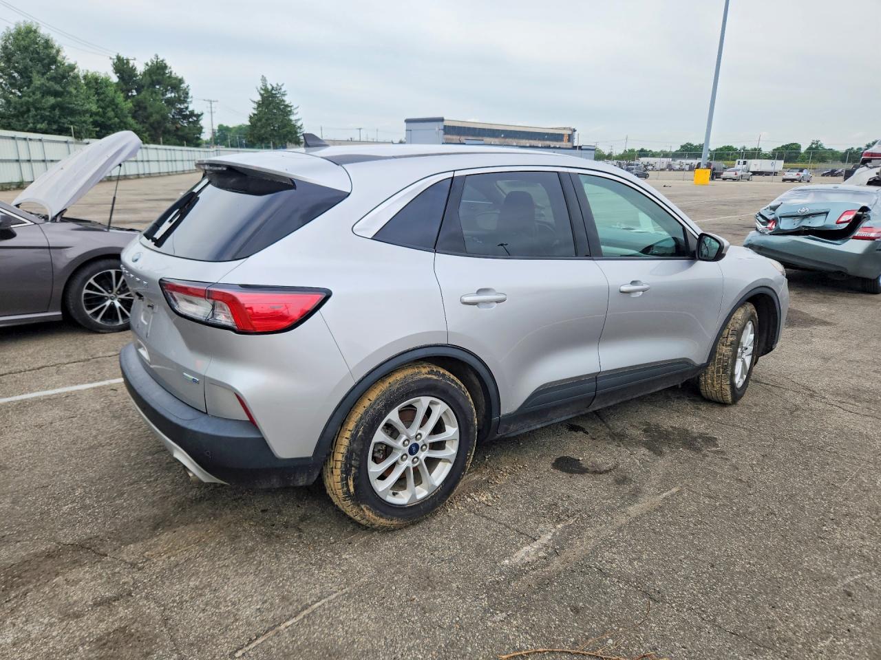 2020 Ford Escape Se - Фото 3