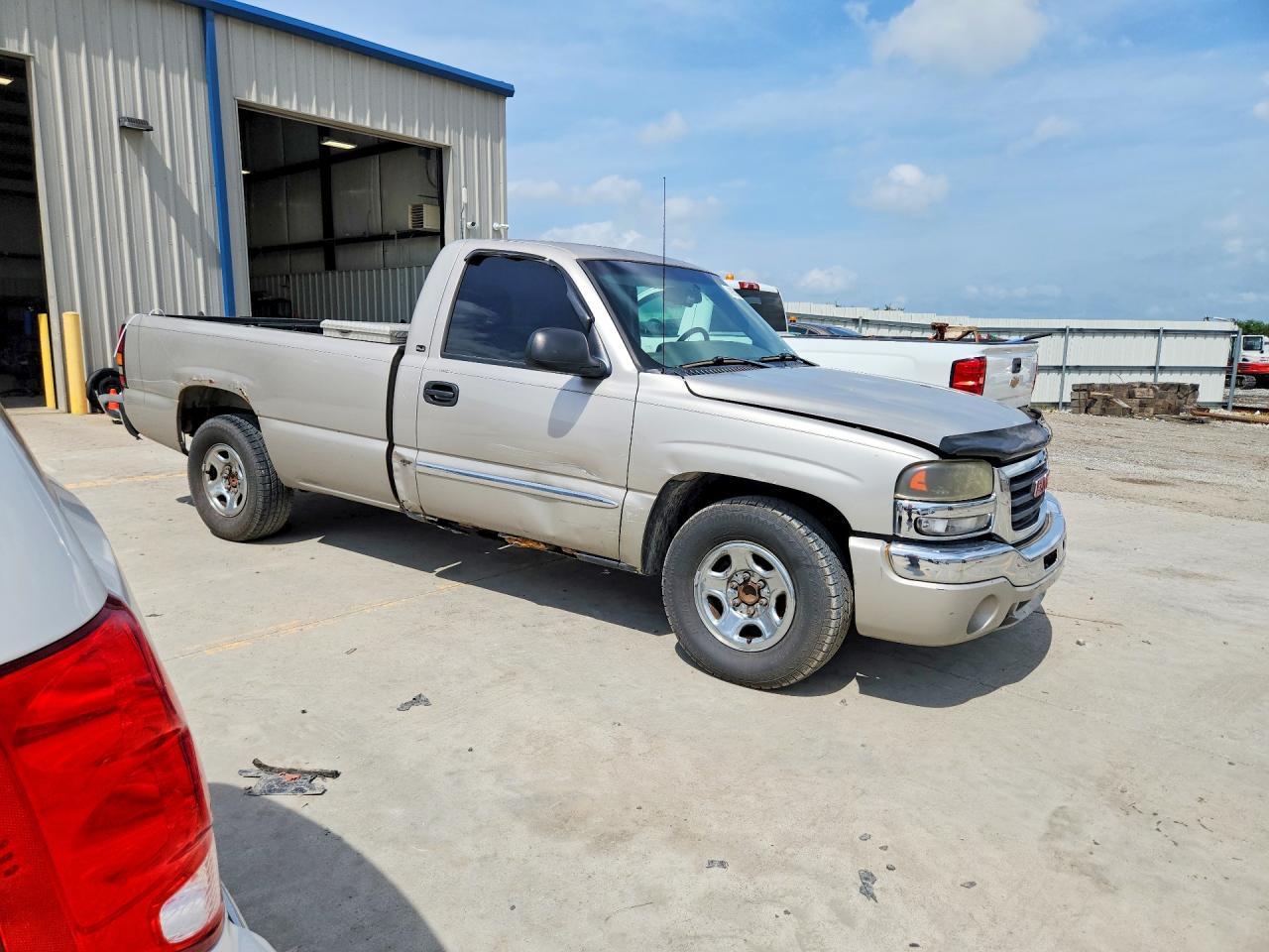 2004 GMC New Sierra C1500 - Image 4