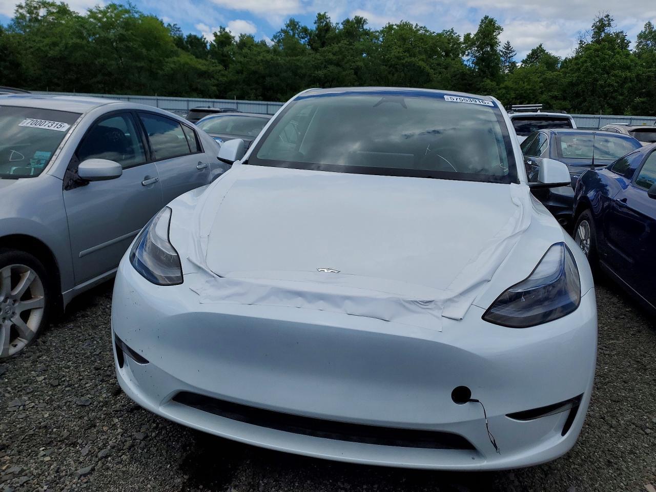 2025 Tesla Model Y - Фото 5