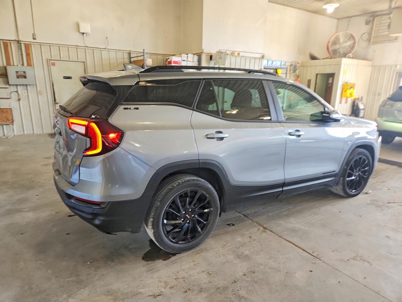 2024 GMC Terrain Sle - Image 3