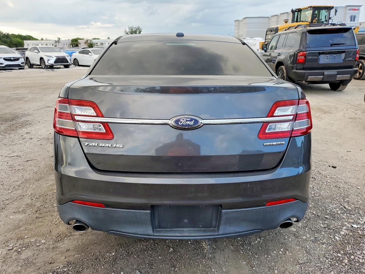 2017 Ford Taurus Se - Фото 6