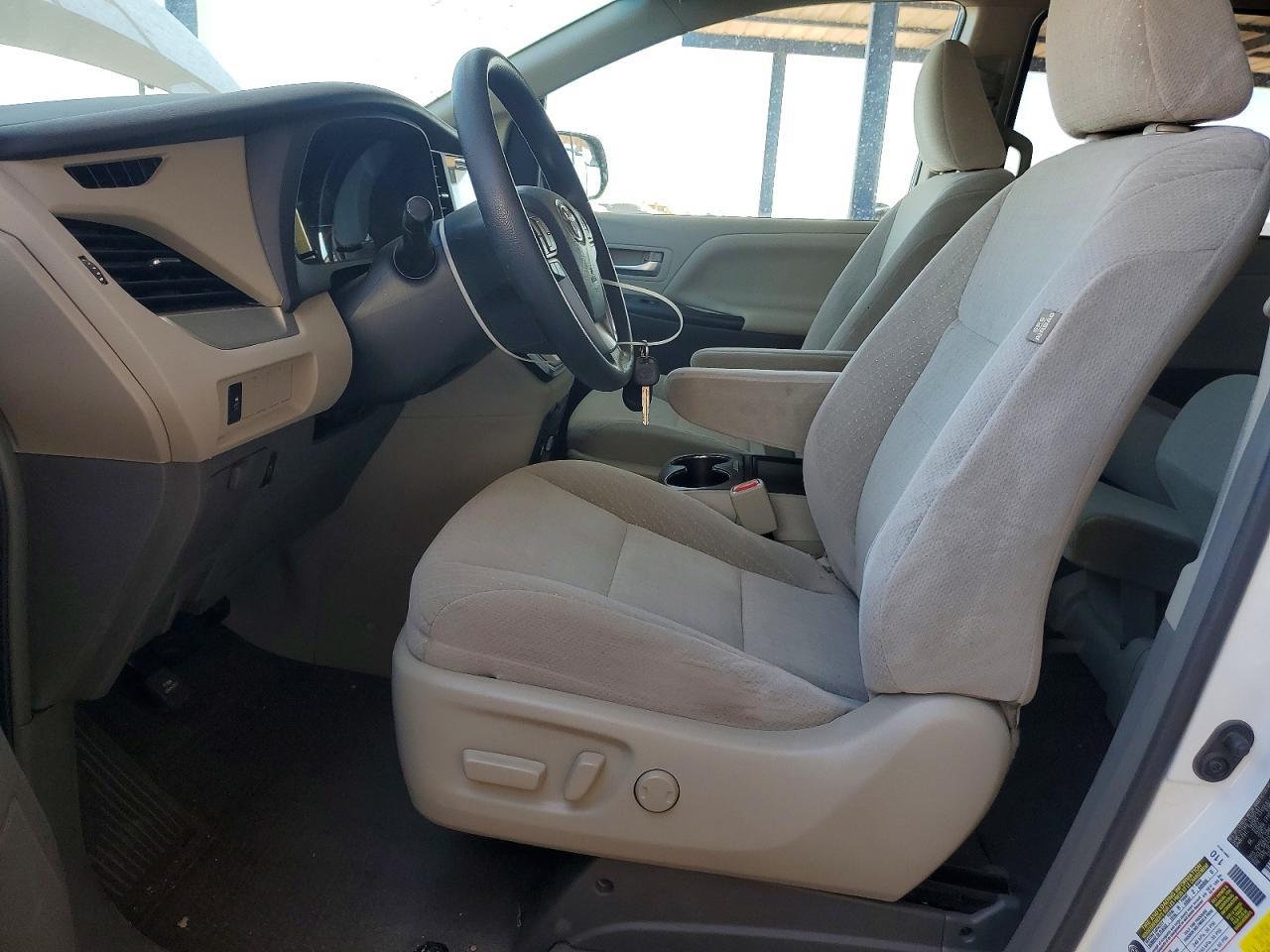 2016 Toyota Sienna Le - Image 7