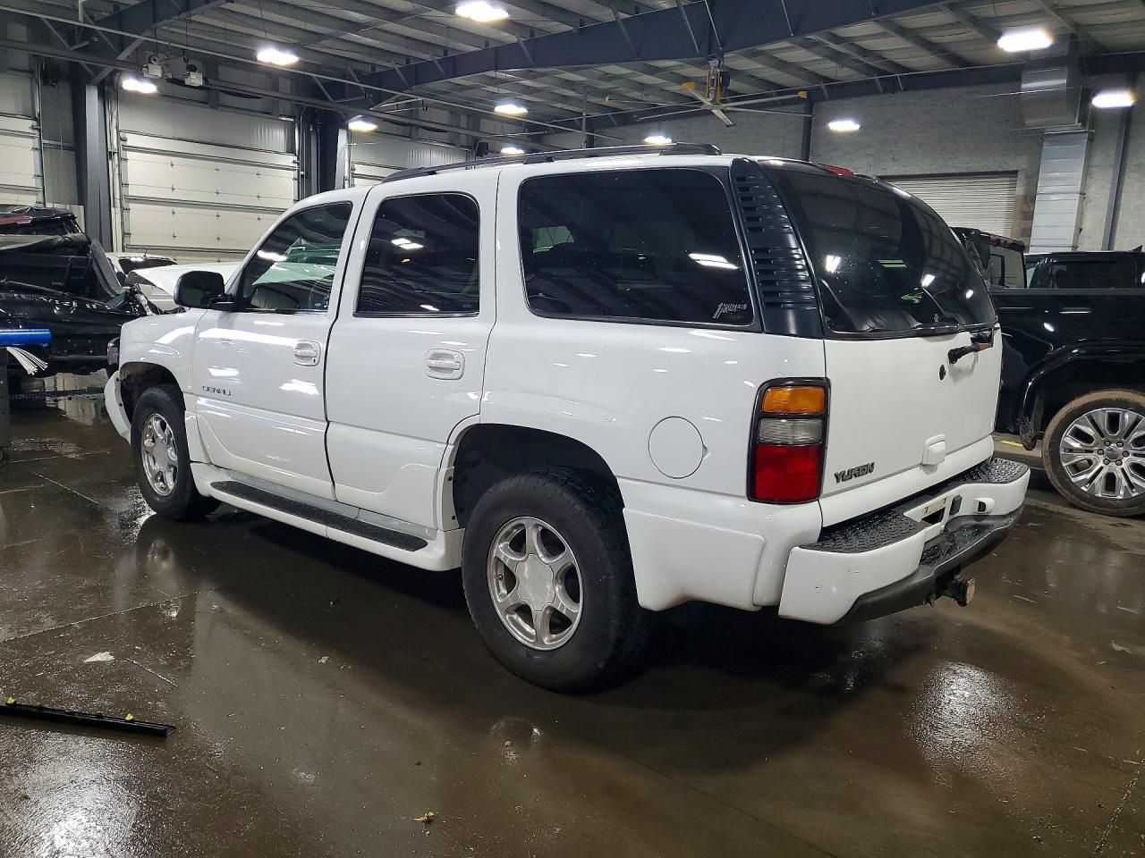2004 GMC Yukon Denali - Фото 2