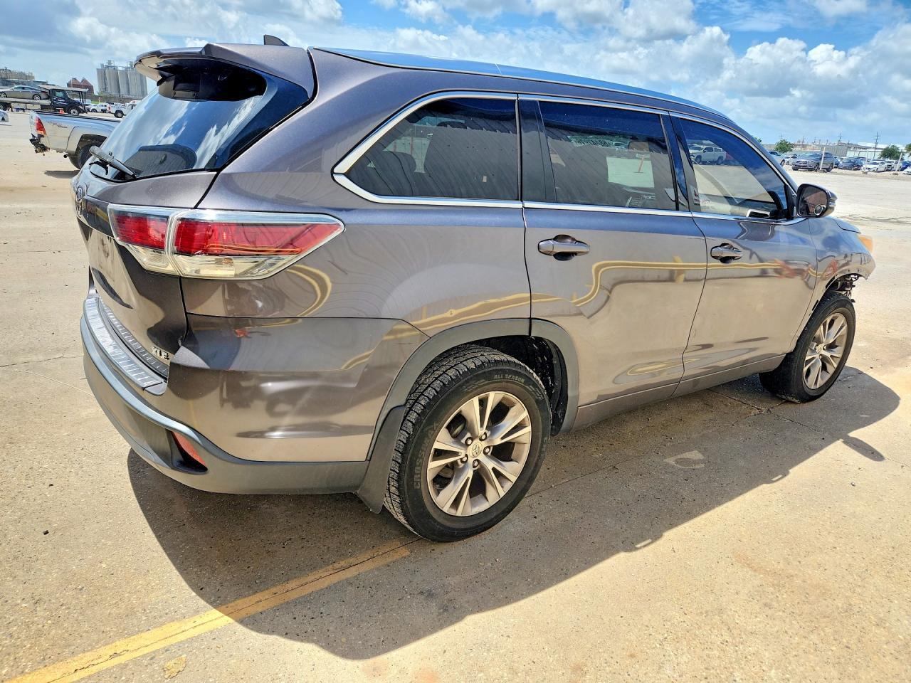 2015 Toyota Highlander Xle - Image 3