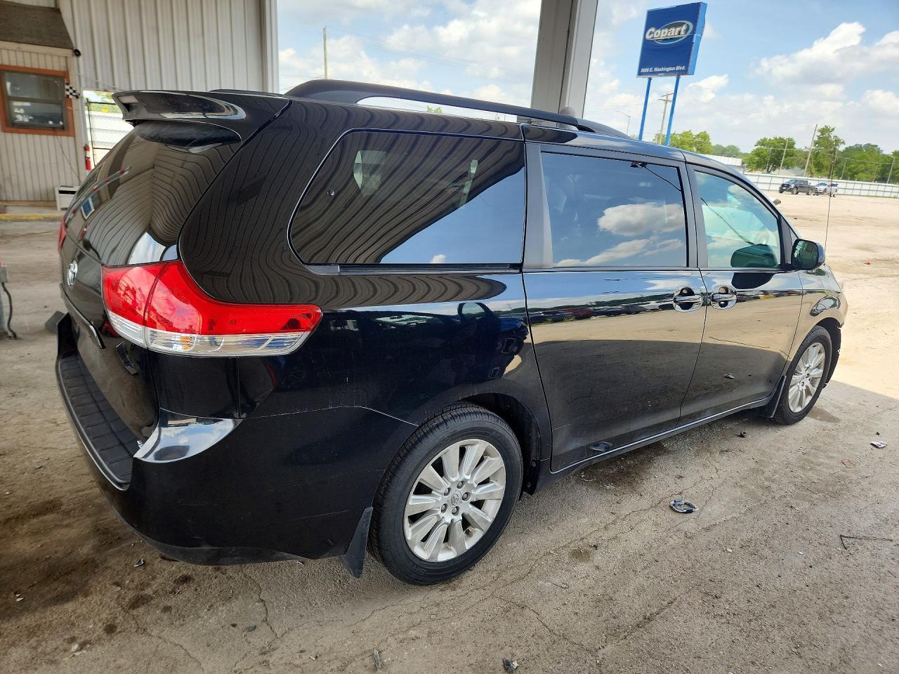 2011 Toyota Sienna Xle 7-Passenger - Фото 3
