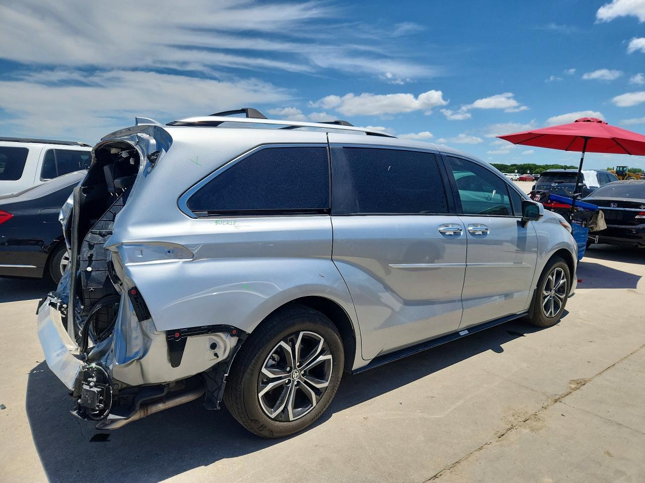 2025 Toyota Sienna Platinum 7-Passenger - Фото 3