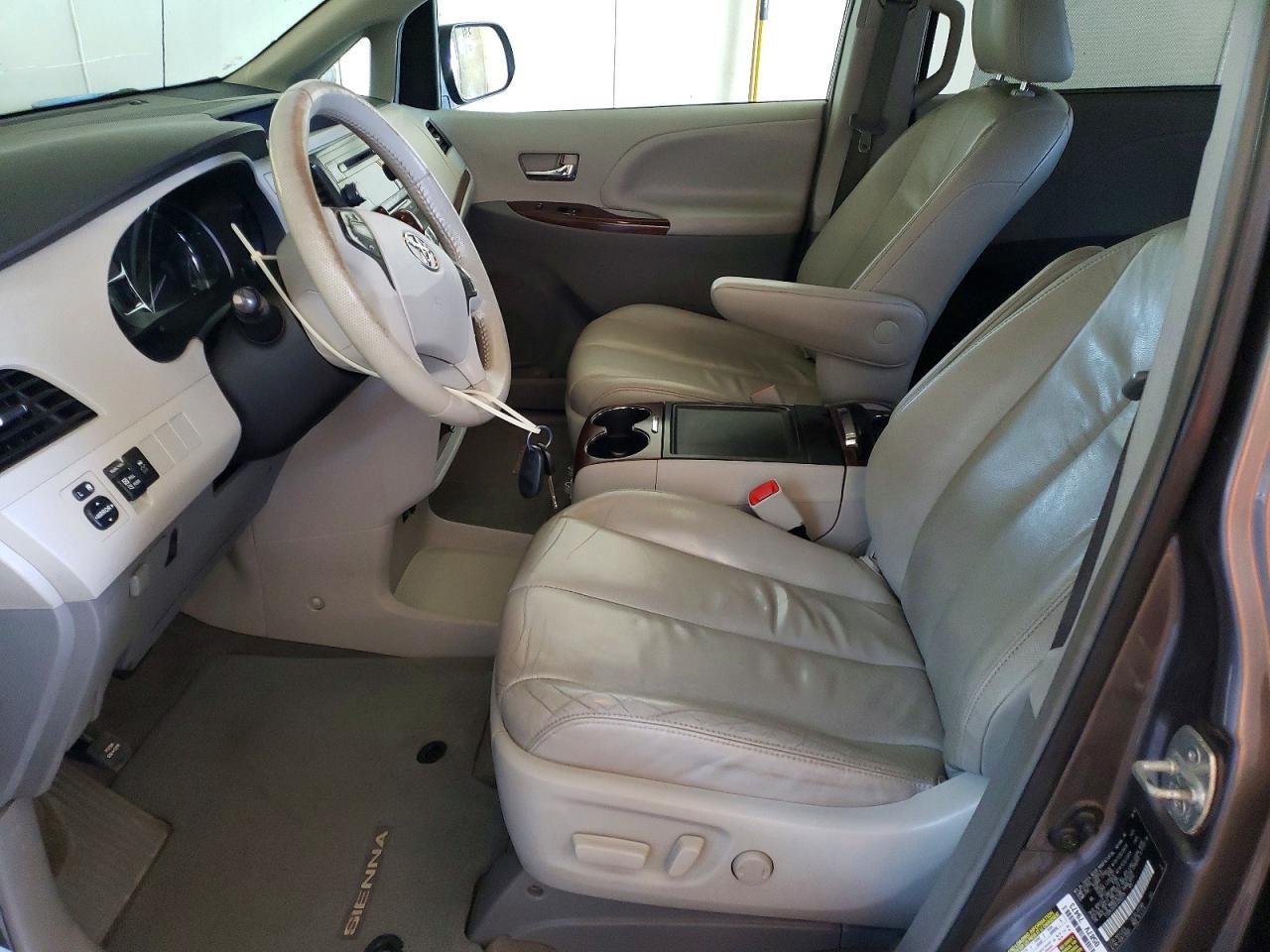 2014 Toyota Sienna Xle 7-Passenger - Фото 7