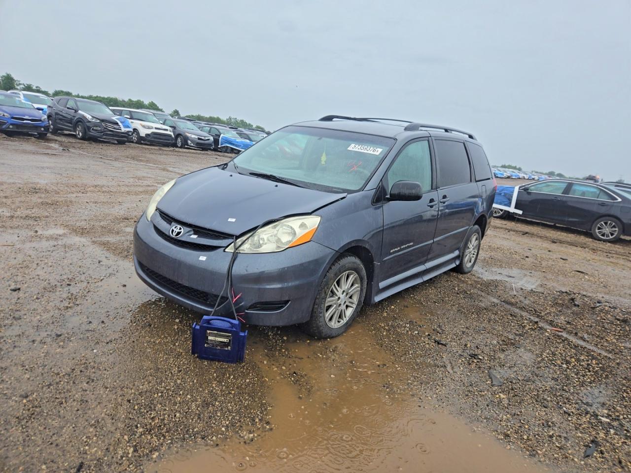 2010 Toyota Sienna Le 8-Passenger - Фото 2