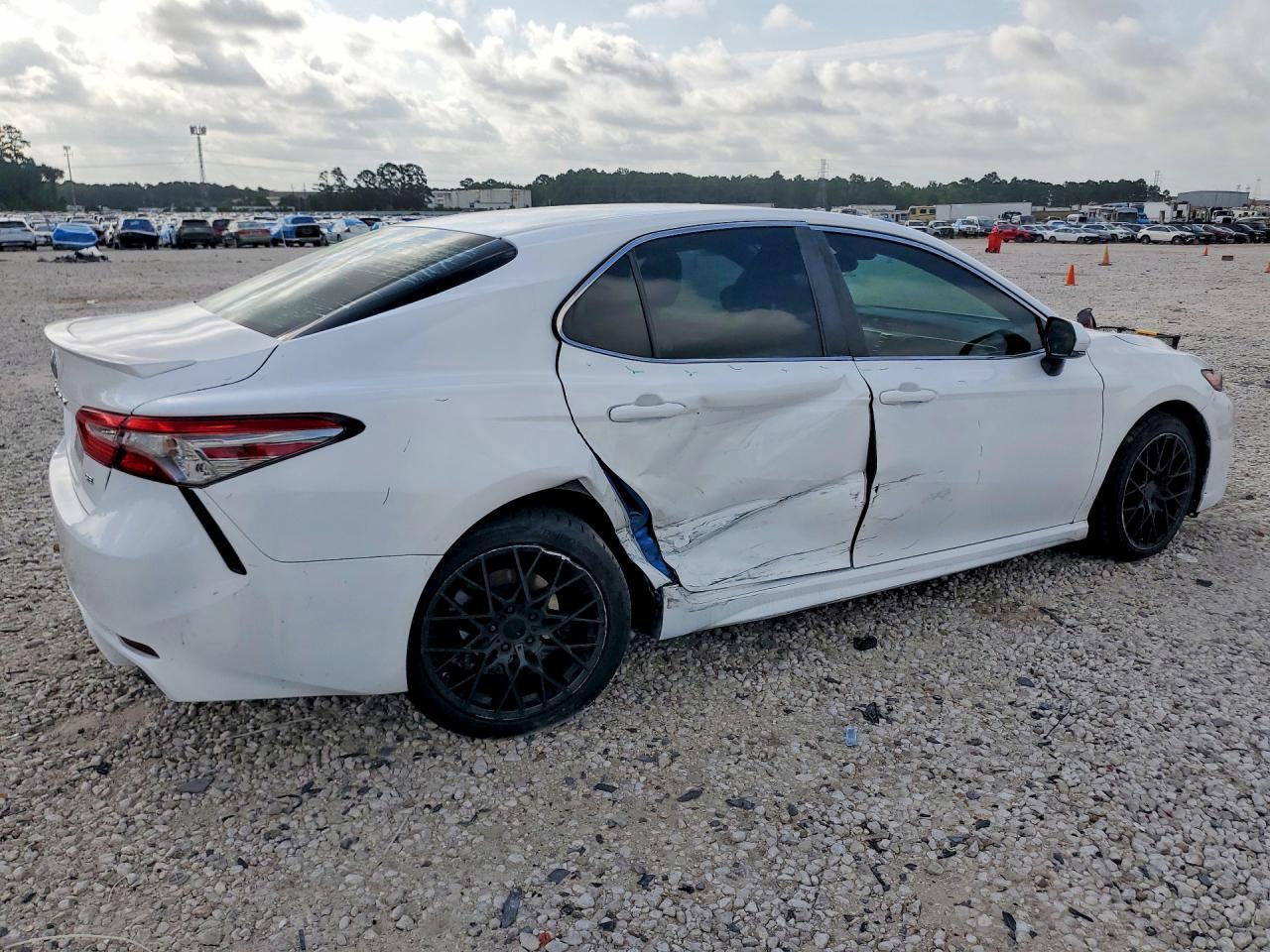 2018 Toyota Camry Se - Image 3