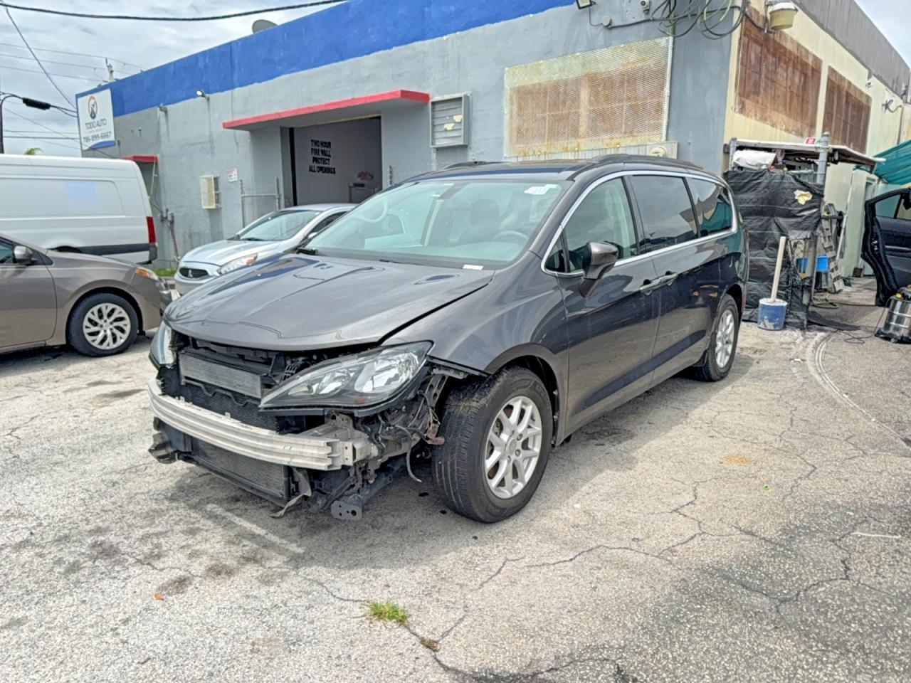 2018 Chrysler Pacifica Lx - Image 2