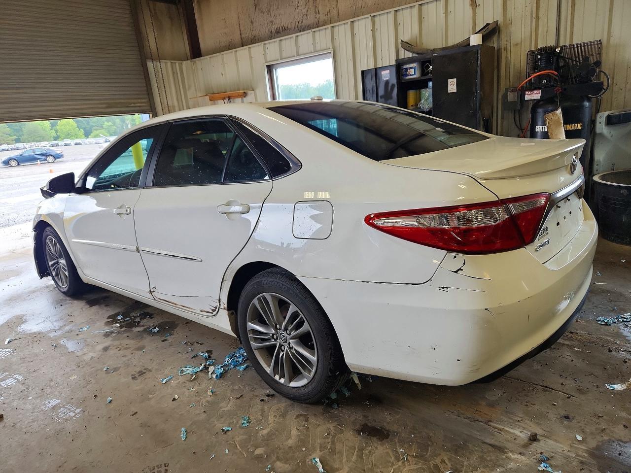 2016 Toyota Camry Se - Image 2