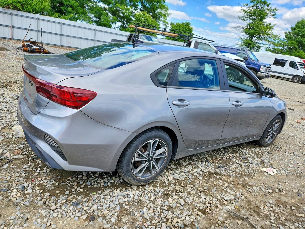 2022 Kia Forte Lxs - Фото 3