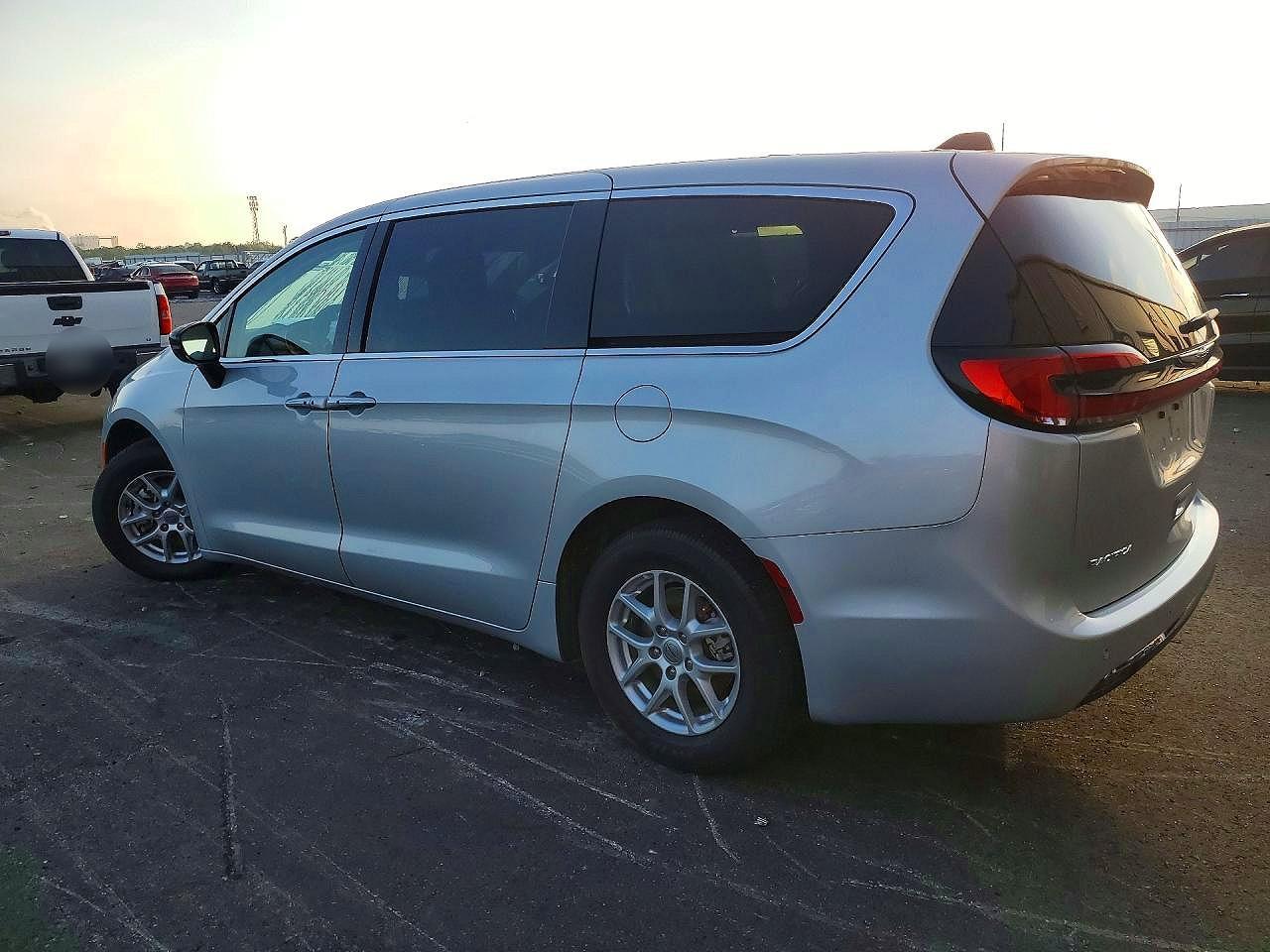 2024 Chrysler Pacifica Touring L - Фото 2