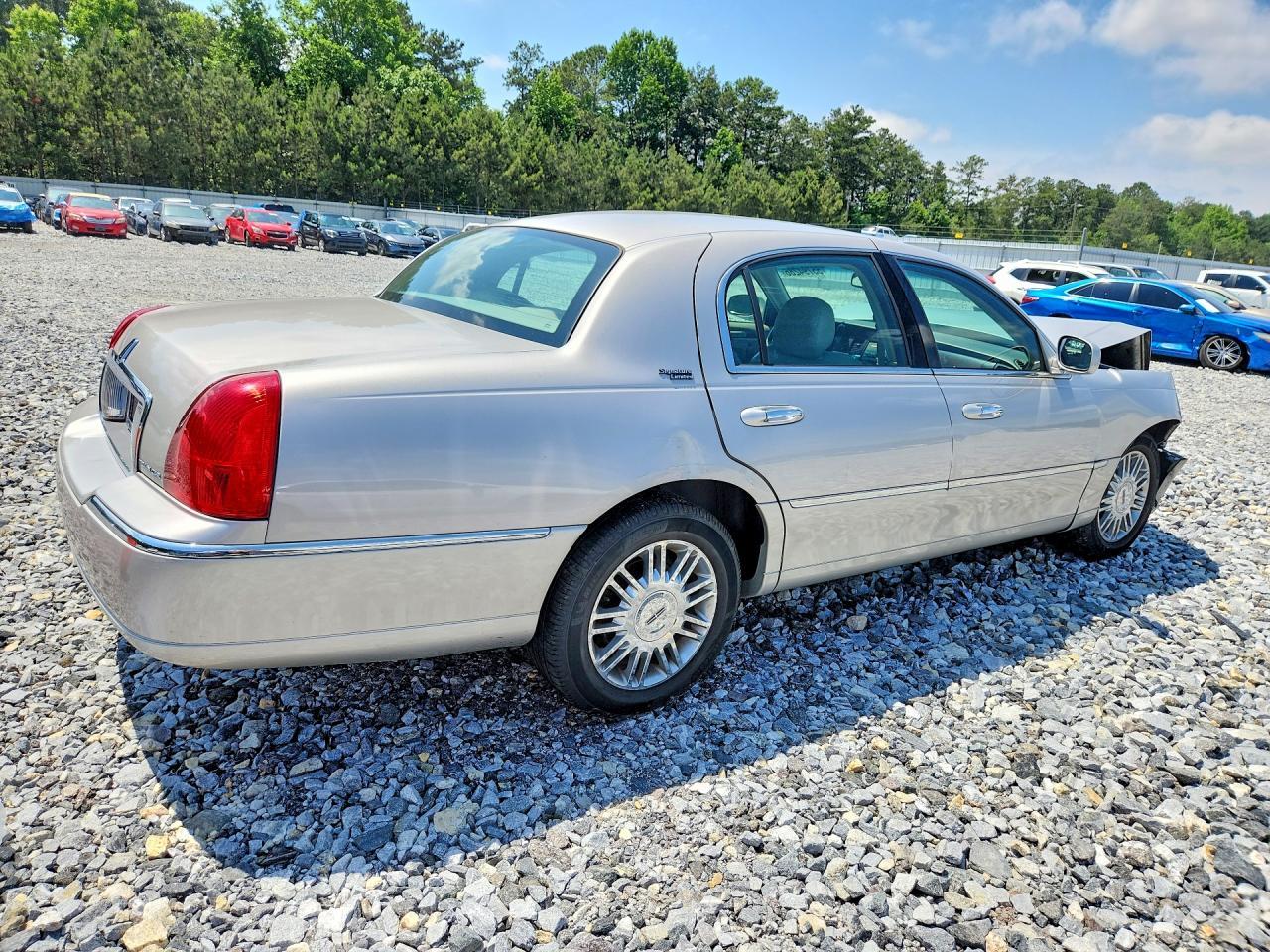 2008 Lincoln Town Car Signature Limited - Image 3