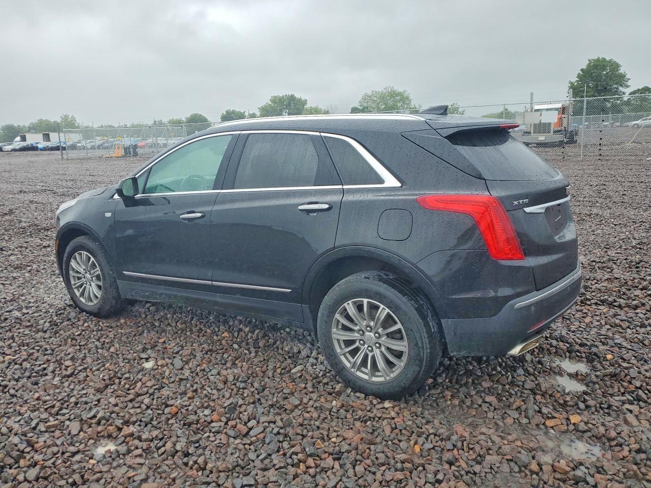 2017 Cadillac Xt5 Luxury - Image 2