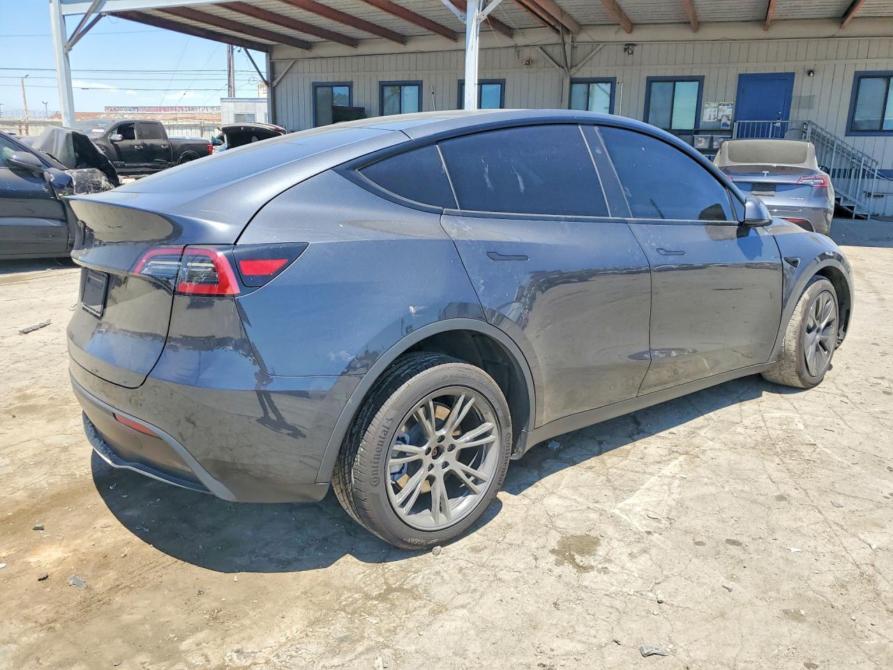2025 Tesla Model Y - Фото 3