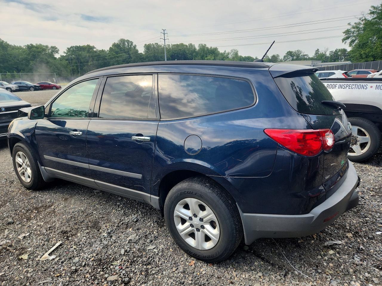 2011 Chevrolet Traverse Ls - Фото 2