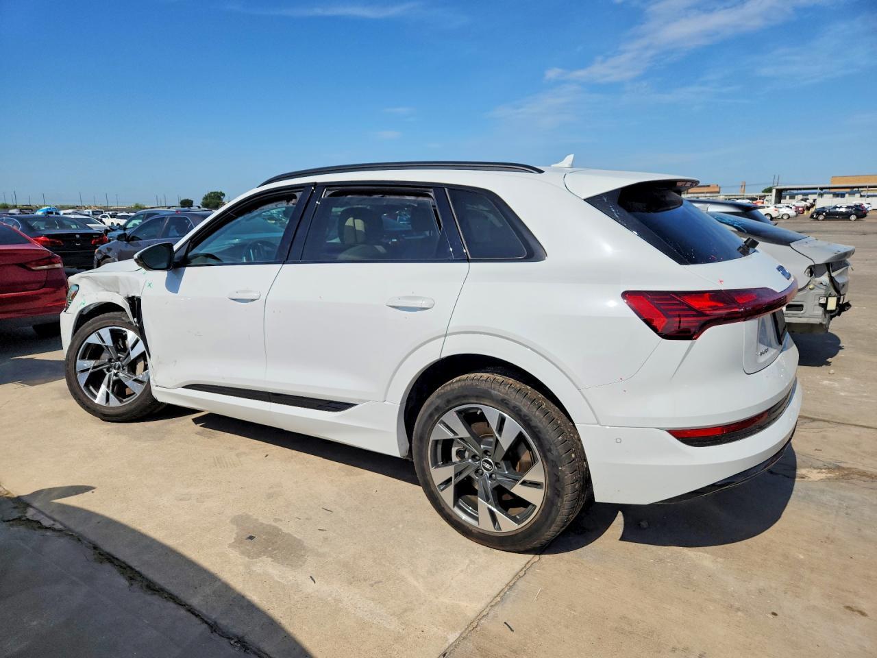2022 Audi E-Tron Premium - Фото 2