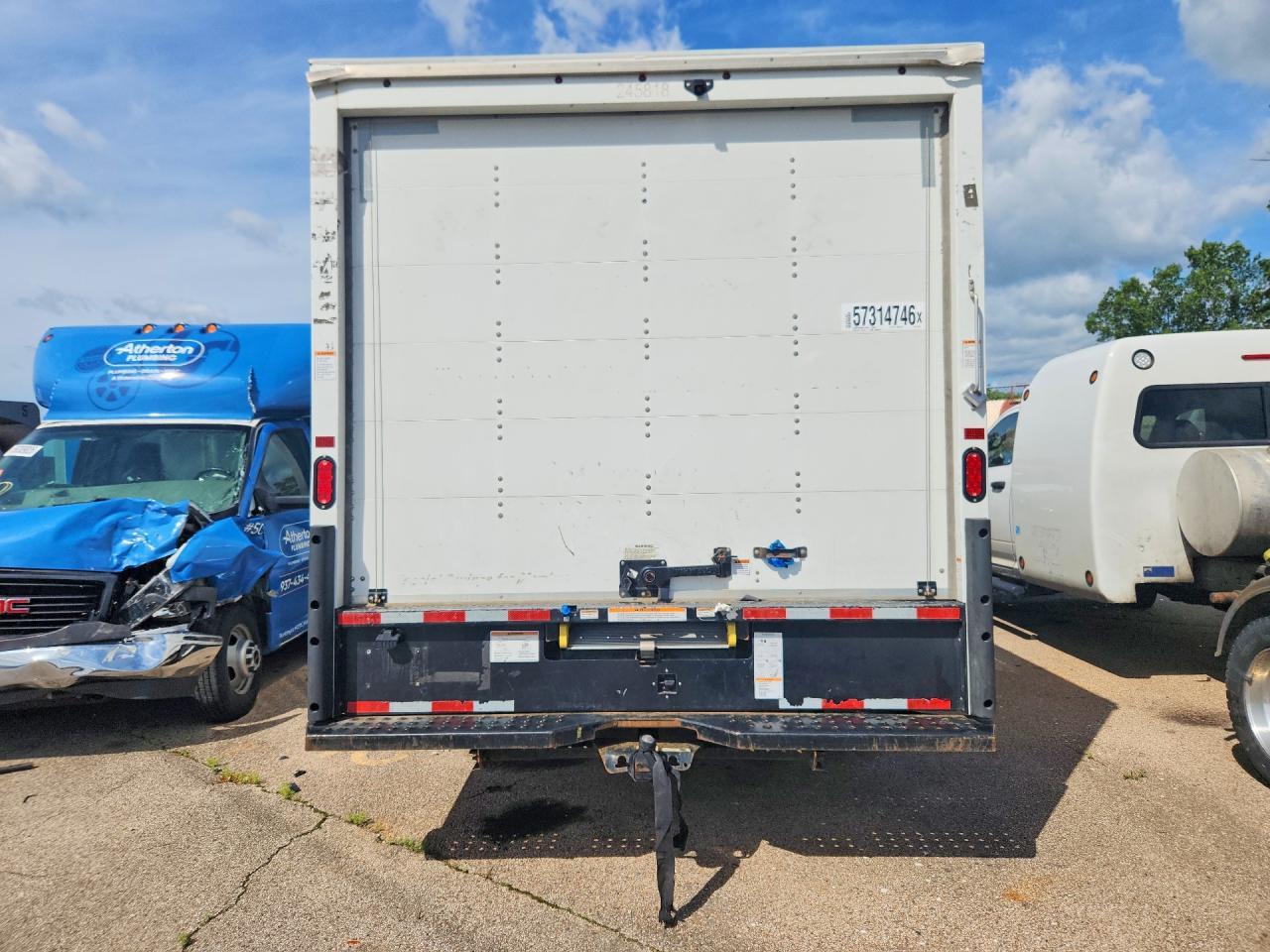 2022 GMC Savana Box Truck - Фото 6