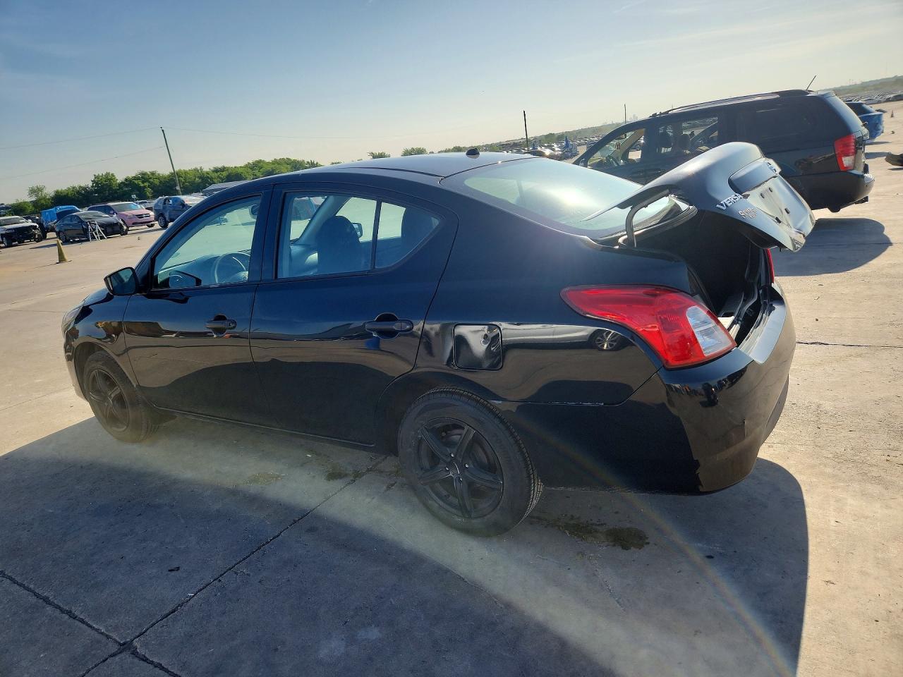 2017 Nissan Versa 1.6 S - Фото 2