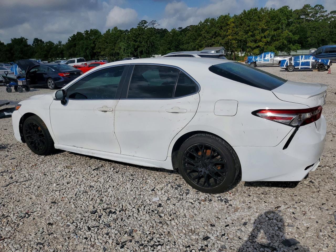 2018 Toyota Camry Se - Image 2