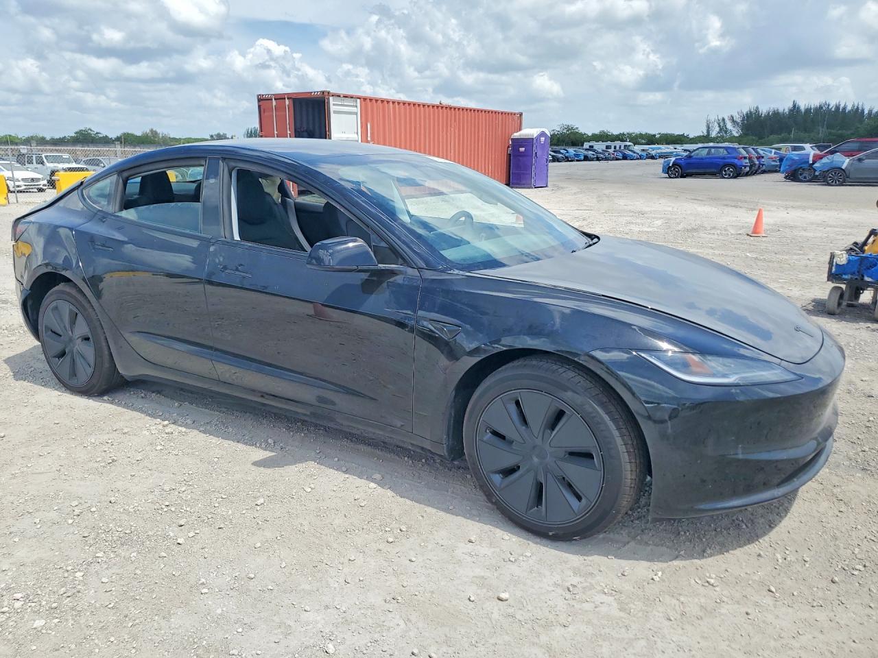 2026 Tesla Model 3 - Фото 4